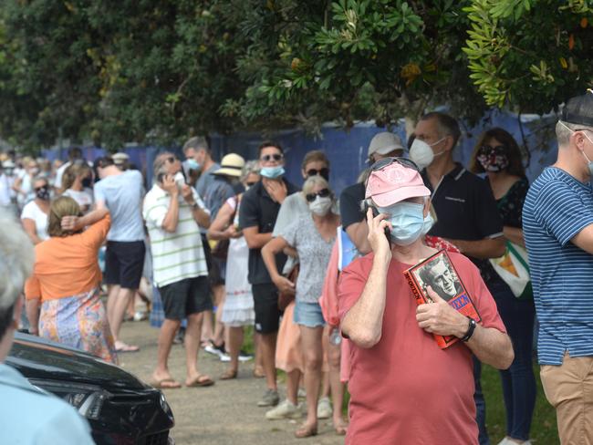 SYDNEY, AUSTRALIA - NewsWire Photos DECEMBER 17, 2020. Northern Beaches local residents line up at Mona Vale hospital for a COVID-19 test . Picture: NCA NewsWire / Jeremy Piper