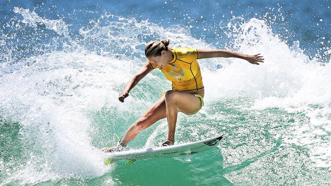 Steph Gilmore on way to victory in round 2 of the Roxy Pro. Pic by Luke Marsden.