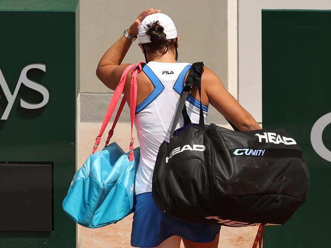 PARIS, FRANCE - JUNE 03:  Ashleigh Barty of Australia leaves the court injured during her women's second round match against Magda Linette of Poland during day five of the 2021 French Open at Roland Garros on June 03, 2021 in Paris, France. (Photo by Clive Brunskill/Getty Images)