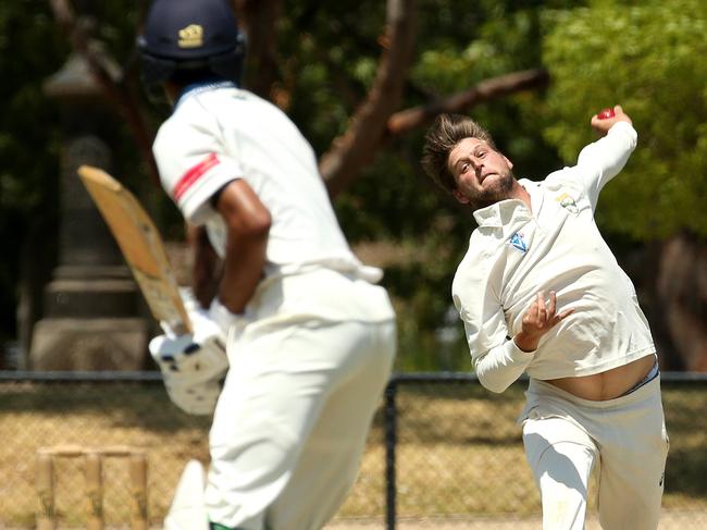 Alex Jones bends his back for Oakleigh. Picture: Hamish Blair