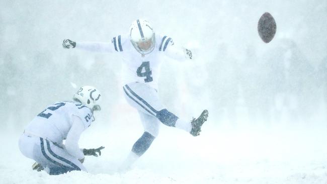 Adam Vinatieri of the Indianapolis Colts attempts a field goal against the Buffalo Bills. Photo: Brett Carlsen (Getty Images/AFP)