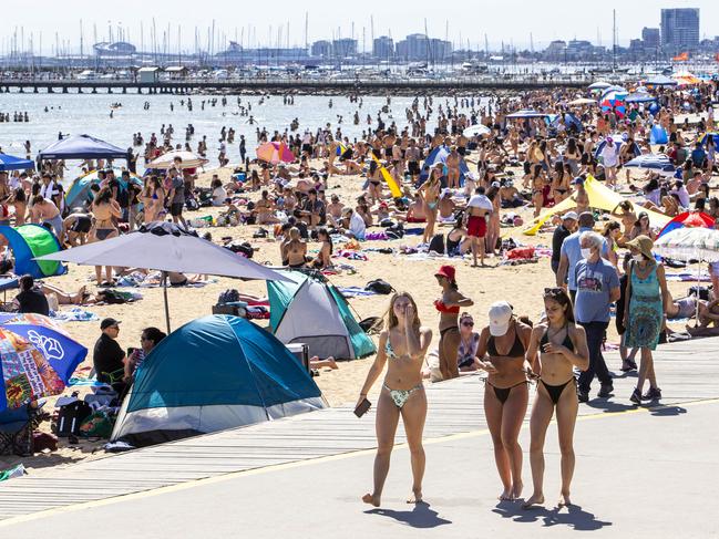 2/11/2021 Thousands of people flock to St Kilda beach to take advantage of the Melbourne Cup public holiday and hot weather.. Aaron Francis/Herald Sun