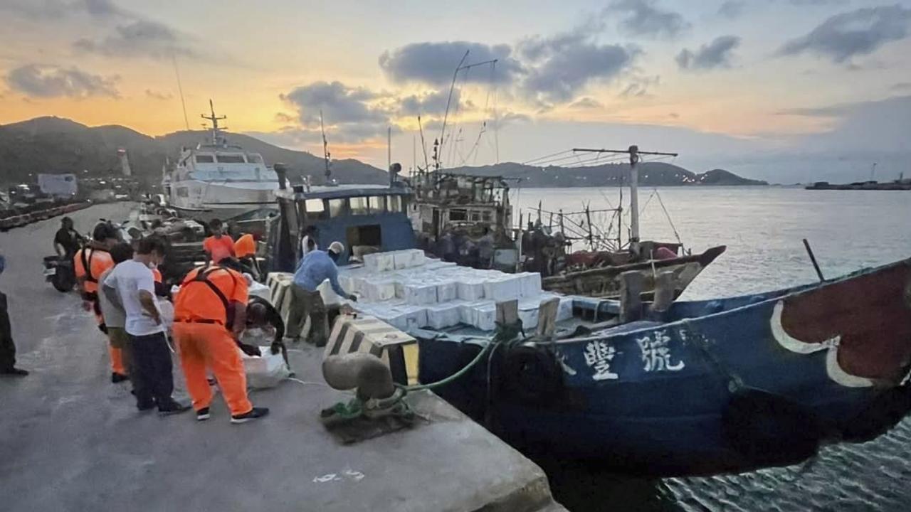 一艘船上满载着从澳大利亚走私到中国大陆的龙虾