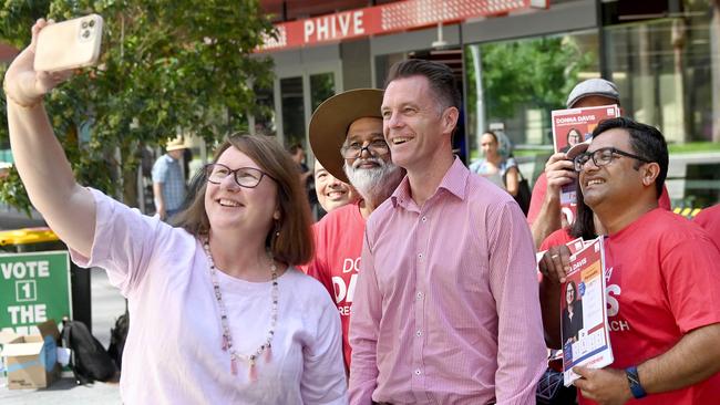 Mr Minns with Donna Davis, who is running as the party’s candidate for Parramatta. Picture: NCA NewsWire/ Jeremy Piper