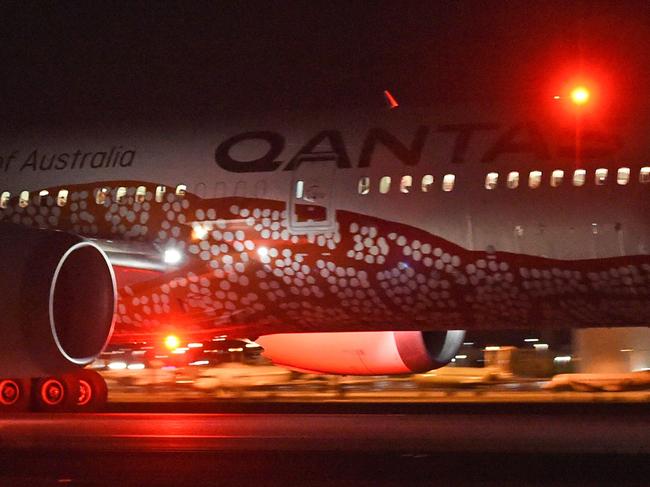 Qantas' 787 Dreamliner takes off on its inaugural flight from Perth to London on March 24, 2018. Qantas' 14,498 kilometre (9,009-mile) journey from the southwestern city to London is the world's third-longest passenger flight, the Australian carrier said, and the first ever regular service to connect the two continents directly. / AFP PHOTO / Greg Wood