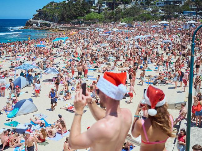 SYDNEY, AUSTRALIA - NewsWire Photos, DECEMBER 25, 2024. Thousands of beachgoers are seen at Bronte Beach, Sydney, on Christmas Day:   Picture: NewsWire / Flavio Brancaleone