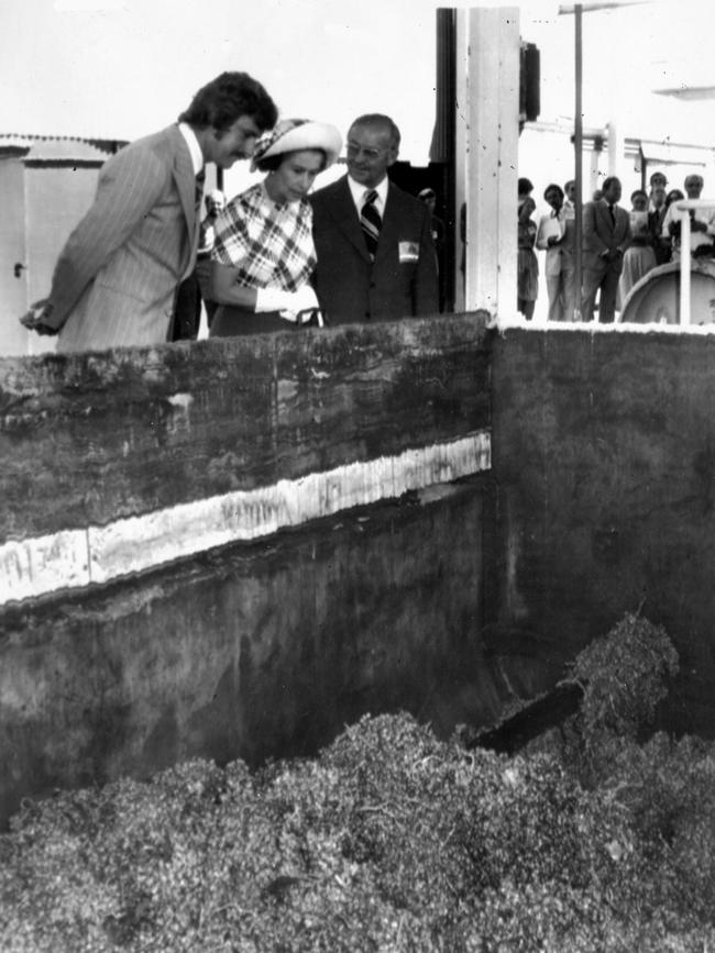 The Queen inspects wine grapes with Rex Schiller at Kaiser Stuhl winery.