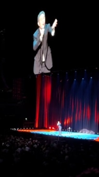 Jerry Seinfeld hits back at hecklers at Rod Laver