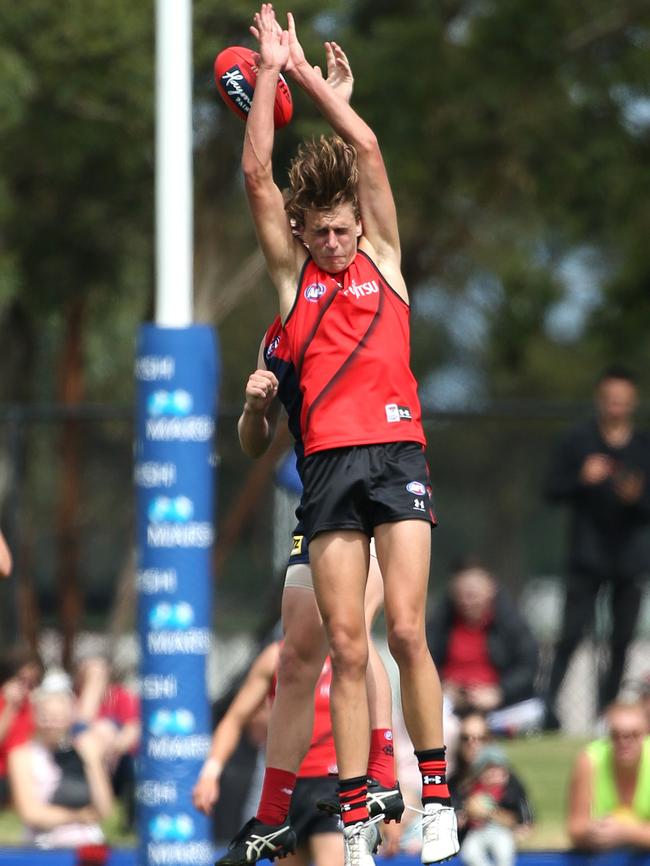 The Bombers’ top draft pick Harrison Jones leaps for the ball.