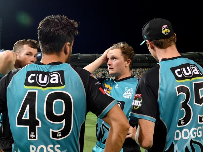 Heat players are seen after the lights went out on the Stanley Street end of the ground during the Big Bash League (BBL) match between the Brisbane Heat and the Sydney Thunder at The Gabba in Brisbane, Thursday, January 17, 2019. (AAP Image/Darren England) NO ARCHIVING, EDITORIAL USE ONLY, IMAGES TO BE USED FOR NEWS REPORTING PURPOSES ONLY, NO COMMERCIAL USE WHATSOEVER, NO USE IN BOOKS WITHOUT PRIOR WRITTEN CONSENT FROM AAP