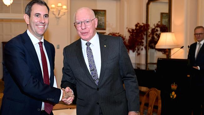 Australia's new treasurer Jim Chalmers (L) shakes hands with Governor General David Hurley after taking his oath during a ceremony at Government House in Canberra on May 23, 2022. (Photo by SAEED KHAN / AFP)