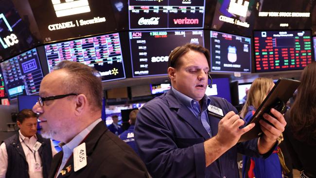 NEW YORK, NEW YORK - FEBRUARY 03: Traders work on the floor of the New York Stock Exchange during morning trading on February 03, 2025 in New York City. All three major indexes opened on a downward trajectory to start the month of February after U.S. President Donald Trump signed an executive order enacting 25% tariffs on imports from Canada and Mexico and also placing a 10% levy on imports from China.   Michael M. Santiago/Getty Images/AFP (Photo by Michael M. Santiago / GETTY IMAGES NORTH AMERICA / Getty Images via AFP)