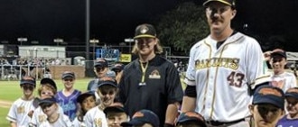 Pine Hills Lightning juniors with Brisbane Bandits representatives.