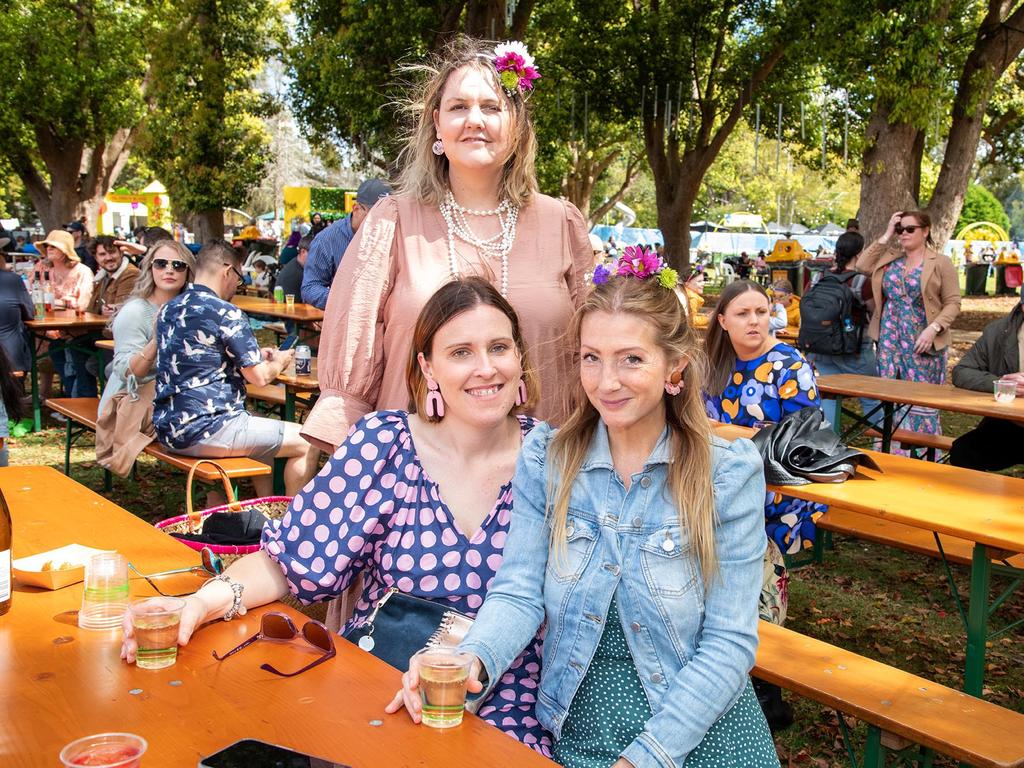 Sal Powell (standing) with Jenny Perkins and Victoria Seddon. Festival of Food and Wine, Queens Park, Toowoomba Carnival of Flowers. Saturday September 10, 2022 Picture: Bev Lacey
