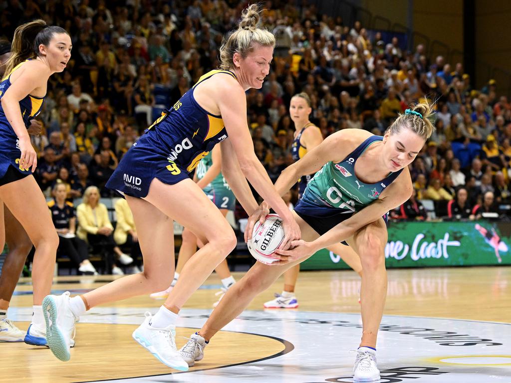 Pretorius wrestles for possession against Melbourne’s Kiera Austin. Picture: Bradley Kanaris/Getty Images