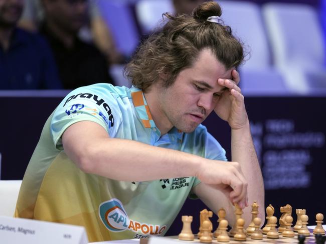 FILE - Norwegian Magnus Carlsen, left, of SG Alpine Warriors plays against Poland's Jan-Krzysztof Duda of Chingari Gulf Titans during Global Chess League in Dubai United Arab Emirates, on July 1, 2023. (AP Photo/Kamran Jebreili, File)