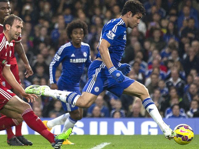 Chelsea's Brazilian-born Spanish striker Diego Costa (R) shoots at goal during the English Premier League football match between Chelsea and West Bromwich Albion at Stamford Bridge in London on November 22, 2014. AFP PHOTO/ANDREW COWIE == RESTRICTED TO EDITORIAL USE. NO USE WITH UNAUTHORIZED AUDIO, VIDEO, DATA, FIXTURE LISTS, CLUB/LEAGUE LOGOS OR "LIVE" SERVICES. ONLINE IN-MATCH USE LIMITED TO 45 IMAGES, NO VIDEO EMULATION. NO USE IN BETTING, GAMES OR SINGLE CLUB/LEAGUE/PLAYER PUBLICATIONS. ==