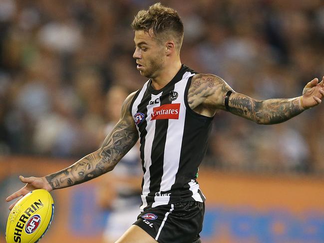 AFL Round 1. 22/03/2019. Collingwood vs Geelong at the MCG.  Jamie Elliott of the Magpies kicks at goal on the run  . Pic: Michael Klein.