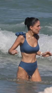 Real Housewives of NYC star Bethenny Frankel spotted at Bondi Beach in Sydney