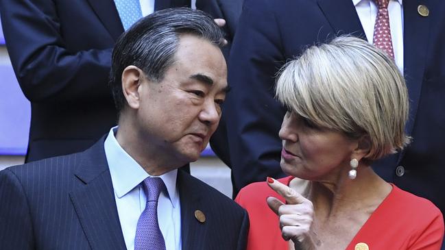 Chinese Minister of Foreign Affairs Wang Yi (L) and his Australian counterpart Julie Bishop, speak during the family photo within the G20 foreign ministers' meeting at the Palacio San Martin in Buenos Aires on May 21, 2018. With consensus on sensitive issues such as Iran, Syria or the Palestinians appearing elusive, G20 foreign ministers will focus on the fight against terrorism and climate change during their meeting in Buenos Aires. / AFP PHOTO / EITAN ABRAMOVICH