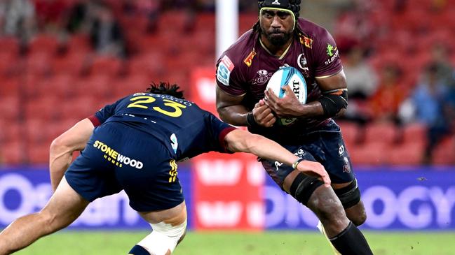 BRISBANE, AUSTRALIA - MAY 06: Seru Uru of the Reds takes on the defence of Mosese Dawai of the Highlanders during the round 12 Super Rugby Pacific match between the Queensland Reds and the Highlanders at Suncorp Stadium on May 06, 2022 in Brisbane, Australia. (Photo by Bradley Kanaris/Getty Images)