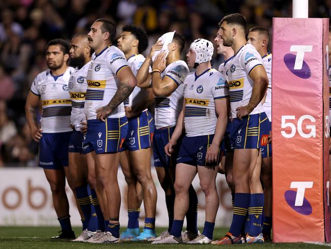 PENRITH, AUSTRALIA - SEPTEMBER 09:  Eels players look on after a Panthers try during the NRL Qualifying Final match between the Penrith Panthers and the Parramatta Eels at BlueBet Stadium on September 09, 2022 in Penrith, Australia. (Photo by Mark Kolbe/Getty Images)