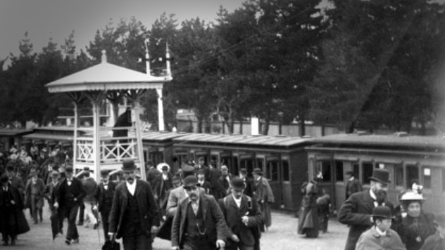 Tricksters, card sharps and pickpockets made a fortune at the Melbourne Cup during the boom years of the 1880s.