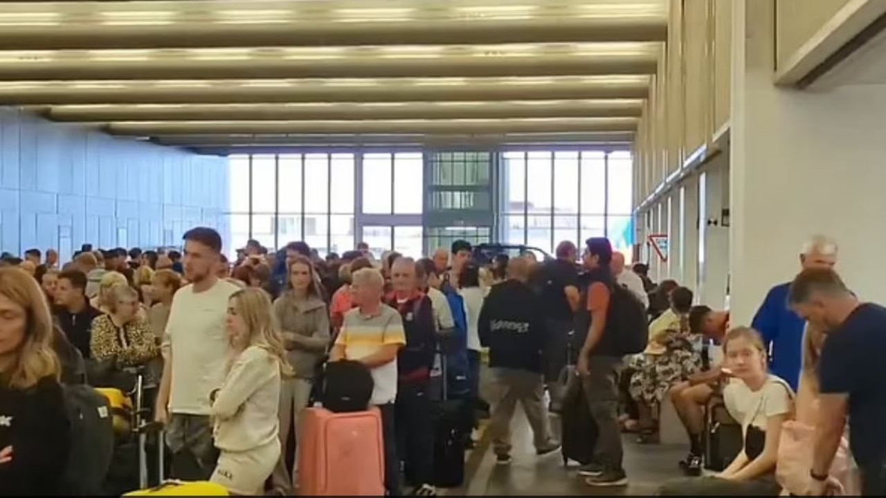 Manchester Airport crowds. Picture: The_ChrisShaw/X