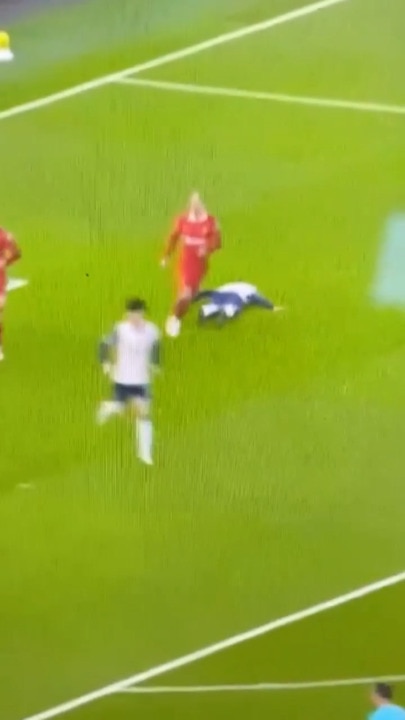 Tottenham star collapses during Liverpool match