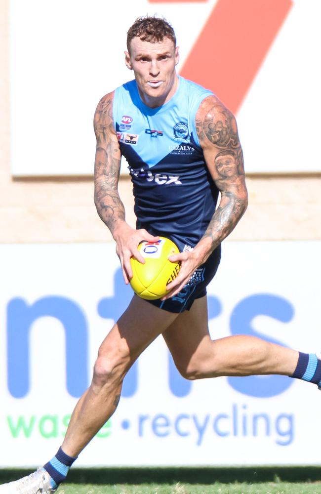 Mitch Robinson playing for Darwin Buffaloes. Picture: Celina Whan / AFLNT Media