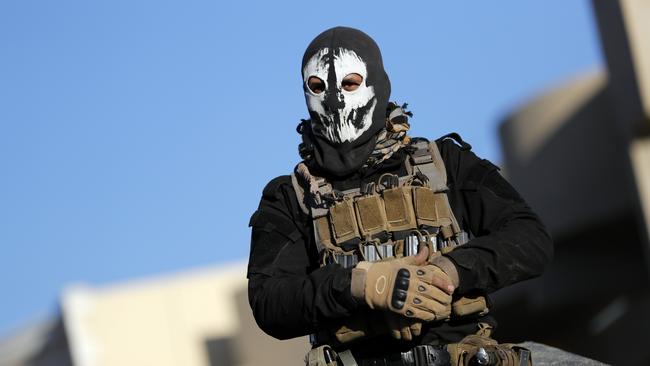 A member of the Iraqi Special Forces stands wearing a skull mask stands guard in a northeastern district of the city of Mosul on November 24, 2016.  Elite forces gained new ground in east Mosul, looking for fresh momentum as stiffer-than-expected IS resistance threatened to bog down the five-week-old offensive against the jihadists' last major stronghold in Iraq. / AFP PHOTO / THOMAS COEX