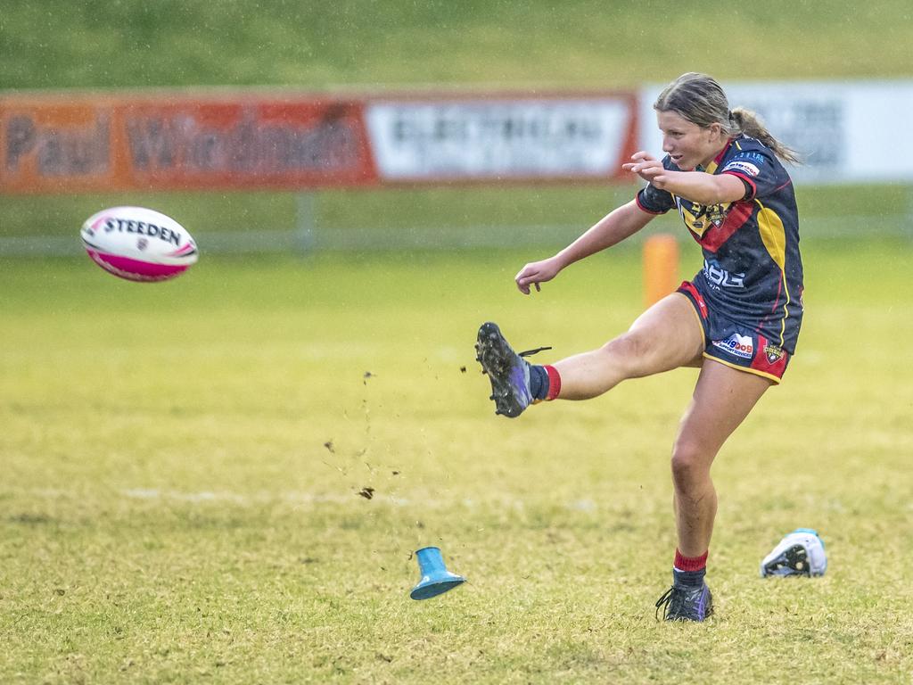 Chloe Pallisier kicks for Clydesdales. Picture: Nev Madsen.