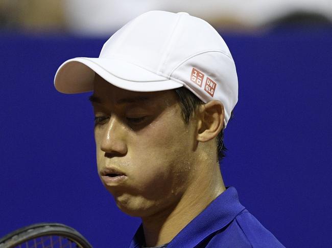 Japan's tennis player Kei Nishikori prepares to serve  o Argentina's Diego Schwartzman during their Argentina Open single tennis match at the Lawn Tennis Club in Buenos Aires on February 15, 2017. / AFP PHOTO / JUAN MABROMATA