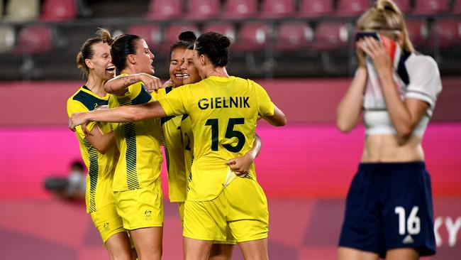 Australia's forward Sam Kerr (3rd R) is celebrated her goal by teammates making it 4-2 lead during the extra second half of the Tokyo 2020 Olympic Games women's quarter-final football match between Britain and Australia at Ibaraki Kashima Stadium in Kashima city, Ibaraki prefecture on July 30, 2021. (Photo by SHINJI AKAGI / JIJI PRESS / AFP) / Japan OUT