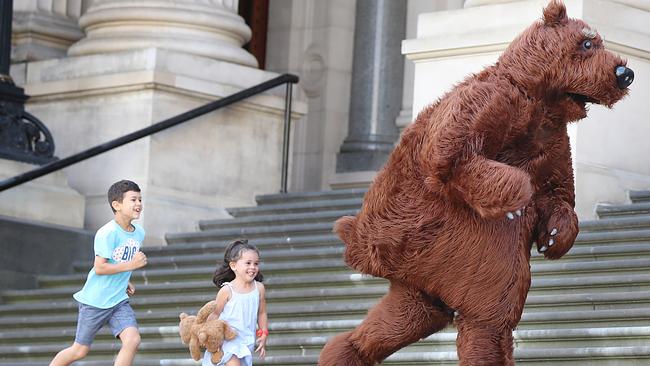 Charles and Sofia find a bear on the steps of Parliament.