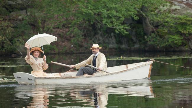 Irina (Annette Bening) and Doctor Dorn (Jon Tenney) in The Seagull