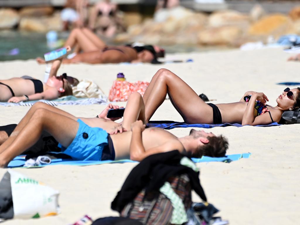 Cooling off at South Bank in Brisbane. Picture: NewsWire / John Gass