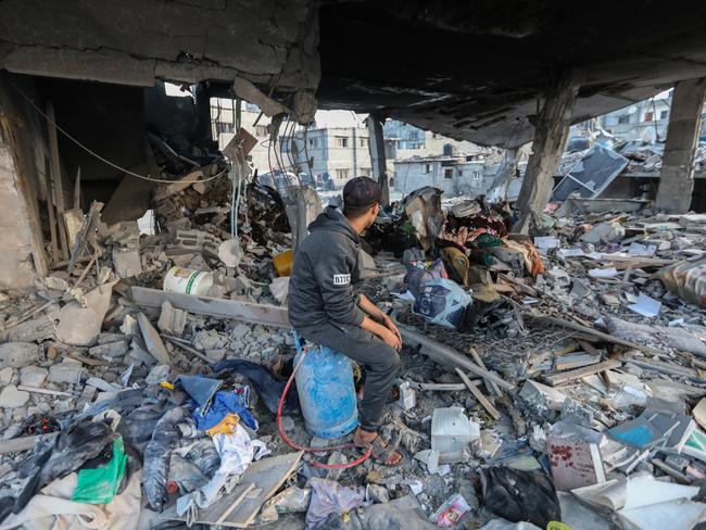 KHAN YUNIS, GAZA - DECEMBER 3: Palestinian citizens inspect the destruction caused by air strikes on their homes on December 03, 2023 in Khan Yunis, Gaza. Israel steps up military operations in Gaza after a sustained truce between Hamas and Israel did not hold further than a week despite diplomatic talks and captives released. (Photo by Ahmad Hasaballah/Getty Images)