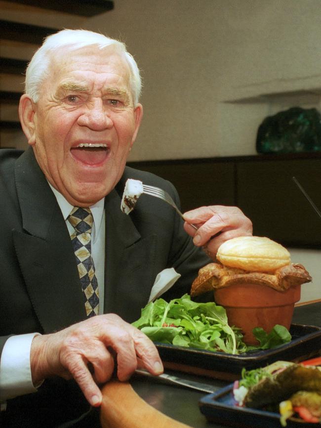 Lou Richards enjoys a meal at the Phoenix Hotel after its revamp in 2006. Picture: Rob Leeson