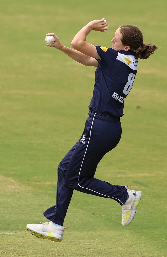 Rhys McKenna bowling for Victoria. Photo: Robert Cianflone/Getty Images)