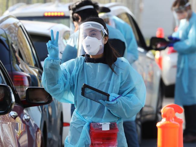 MELBOURNE, AUSTRALIA - NewsWire Photos, OCTOBER 6, 2021. Melbourne continues in a COVID-19 lockdown. People line up in their cars to be COVID tested at Albert Park. Picture: NCA NewsWire / David Crosling