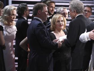 Faye Dunaway, (L) , accountant Brian Cullinan, AMPAS staffer, and Warren Beatty discuss the disaster. Picture: AP.