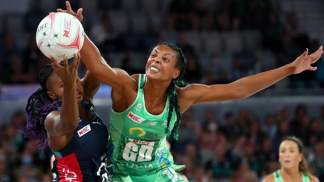 Stacey Francis-Bayman of the Fever competes for the ball against Mwai Kumwenda of the Vixens (left) during the round four Super Netball match. Picture: Getty Images