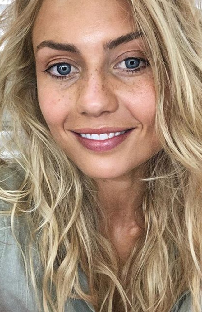 Elyse Knowles stuns in makeup-free selfie | photos | Herald Sun