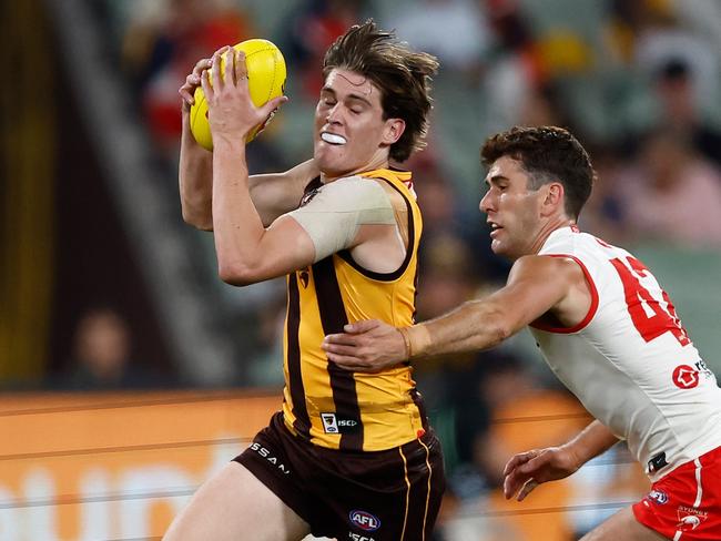 Will Day gathers the ball. Picture: Michael Willson/AFL Photos