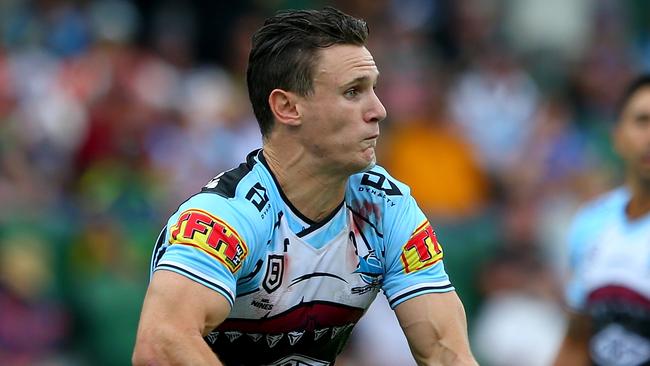 PERTH, AUSTRALIA - FEBRUARY 15:Connor Tracey of the Sharks passes the ball away during the match between the Sharks and Bulldogs from Day 2 of the 2020 NRL Nines at HBF Stadium on February 15, 2020 in Perth, Australia. (Photo by James Worsfold/Getty Images)