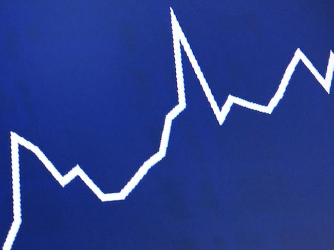 A board at the Australian Securities Exchamge (ASX) in Sydney on November 7, 2017, shows the Australian sharemarket breaking through above 6,000 for the first time since the financial crisis, pushing past a psychological barrier amid optimism about the global economy. The benchmark S&P/ASX 200 briefly passed 6,000 in trading in Sydney in mid-day trade, after failing to pass that level after several attempts in recent years. / AFP PHOTO / WILLIAM WEST