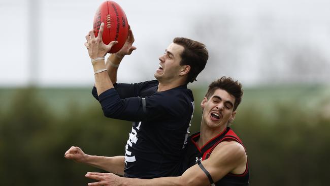 Brodie Kemp outmarks Brandon Zerk-Thatcher in the VFL.