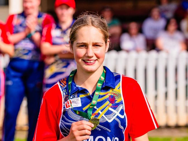 Mia Barwick has been called into the Hobart Hurricanes squad.