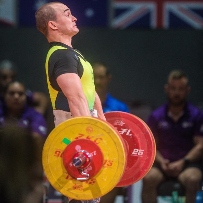 Brandon Wakeling lifts at the Arafura Games. Picture: Glenn Campbell